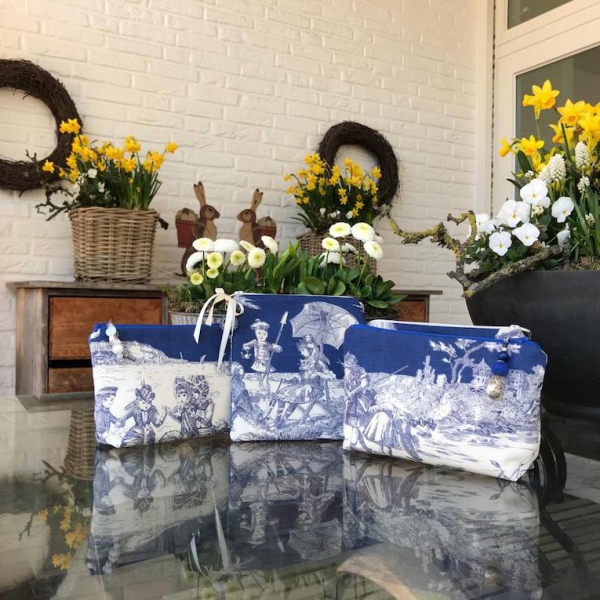 Täschchen und Taschen in unterschiedlichen Größen aus Designerstoffen